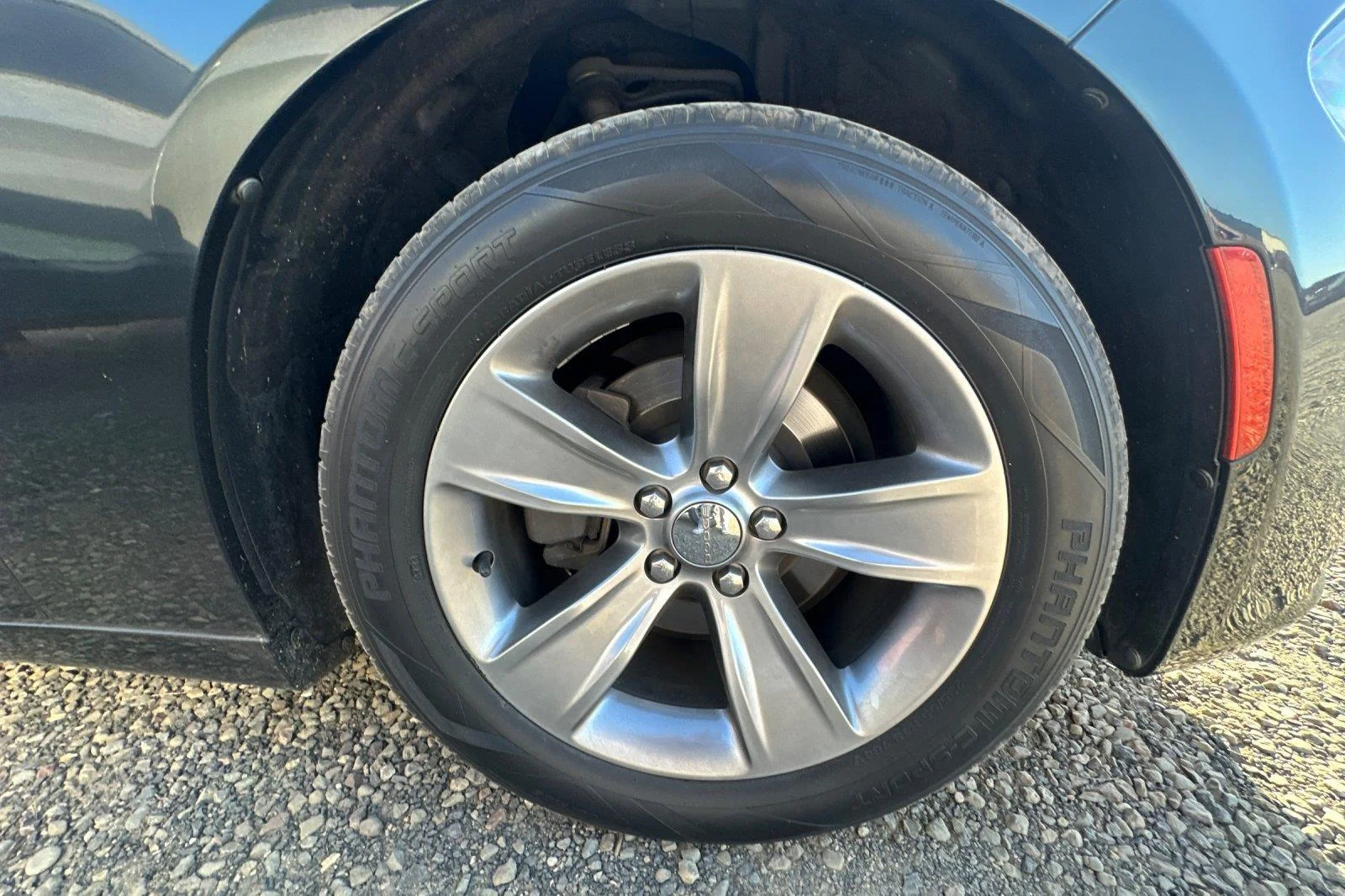 Used 2016 Pitch Black Clearcoat Dodge SXT image 4