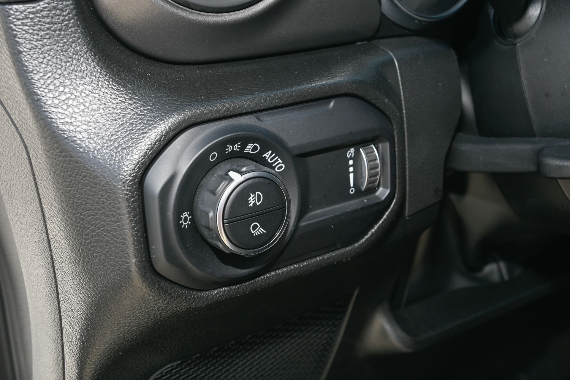 Used 2023 White/off-white Jeep Sport S image 26
