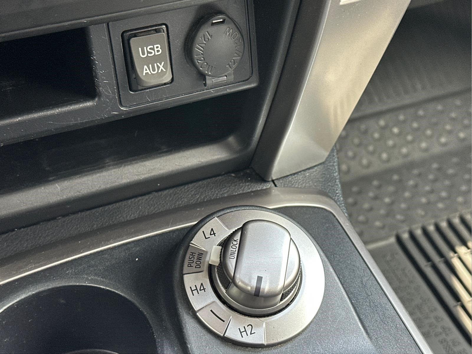 Used 2019 Midnight Black Metallic Toyota SR5 image 28