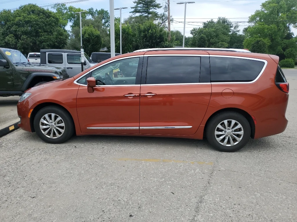 Used 2018 Copper Pearlcoat Chrysler Touring L Plus image 2