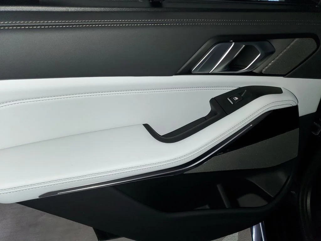 New 2026 Black Sapphire Metallic BMW M60i image 9