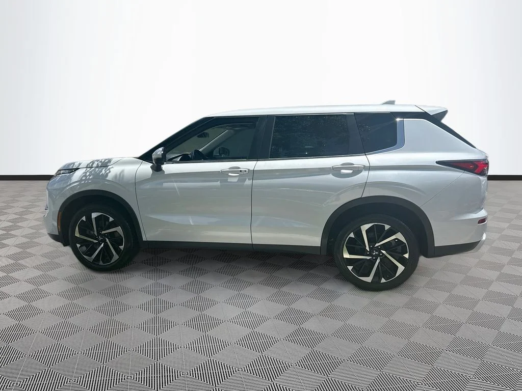 Used 2022  Mitsubishi  image 9