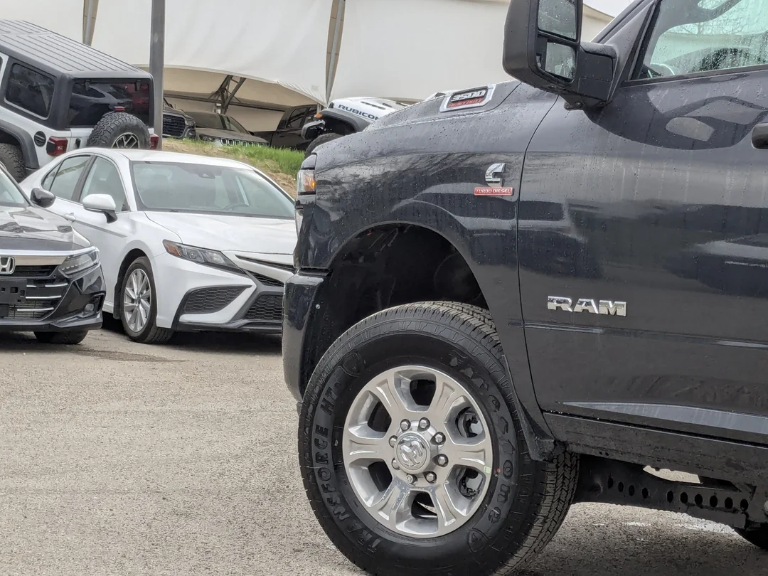 New 2026 Blue RAM Big Horn - - 6.7L HO Diesel - 5th Wheel/Gooseneck Prep - Sport App Pkg - Nav - Cargo Cam & More! image 9