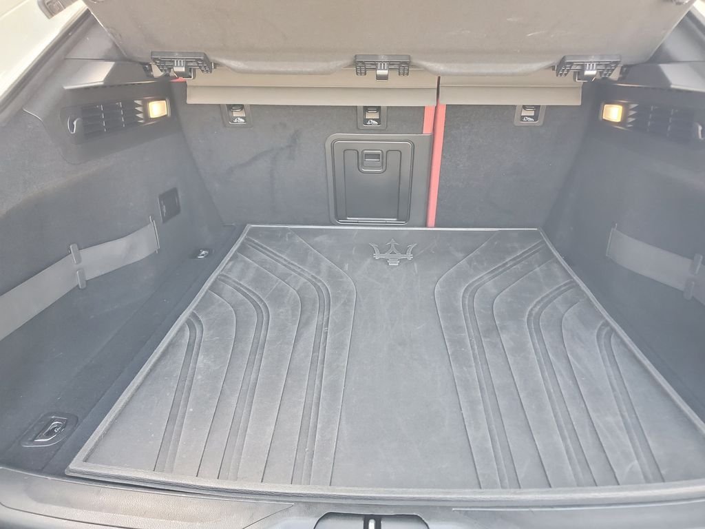 Used 2019 White Maserati Base image 8