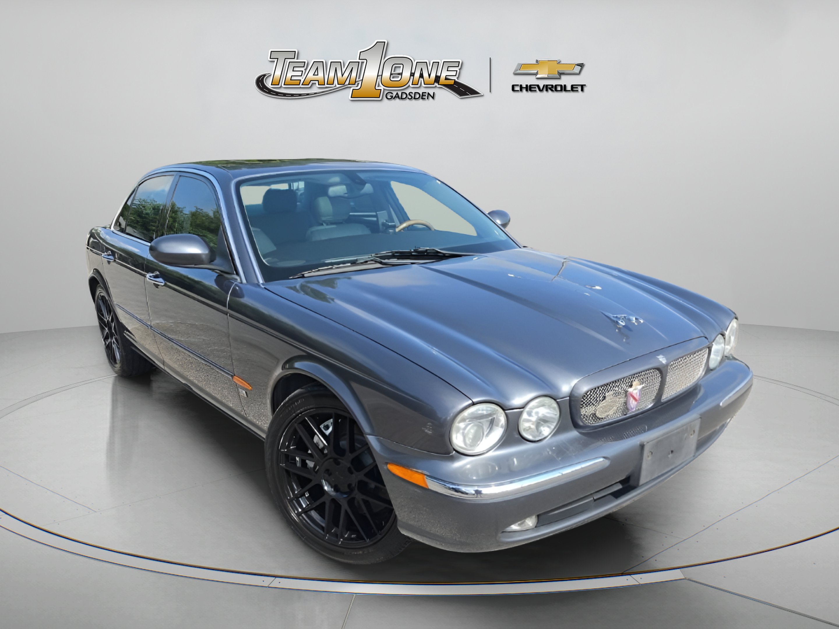 Used 2004  Jaguar XJR image 1
