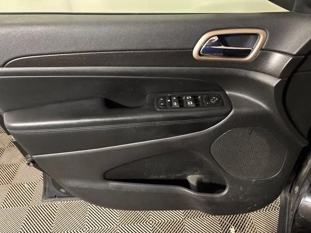 Used 2016 Brilliant Black Crystal Pearlcoat Jeep Laredo image 17