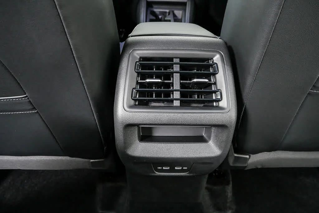 New 2026 Sandstone w/Deep Black Roof Volkswagen SE R-Line Black image 18