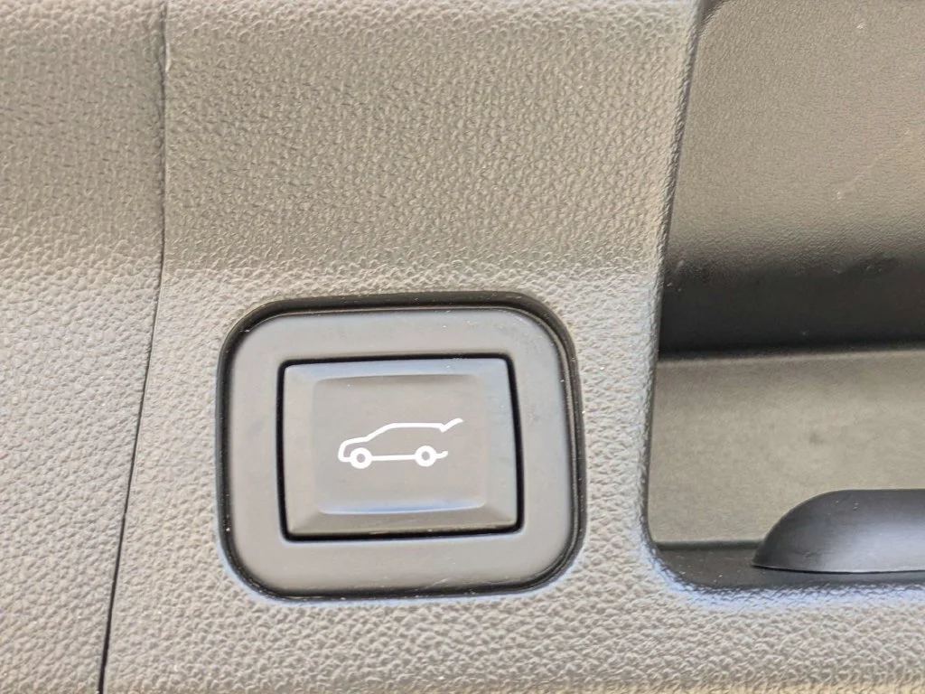 Used 2023 White GMC SLT image 14