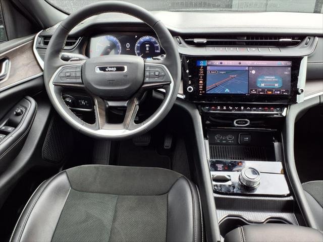 New 2026 Diamond Black Crystal Pearlcoat Jeep Laredo image 32