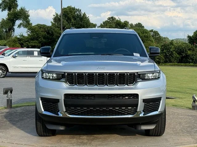 New 2026 Silver Zynith Exterior Paint Jeep Laredo image 2
