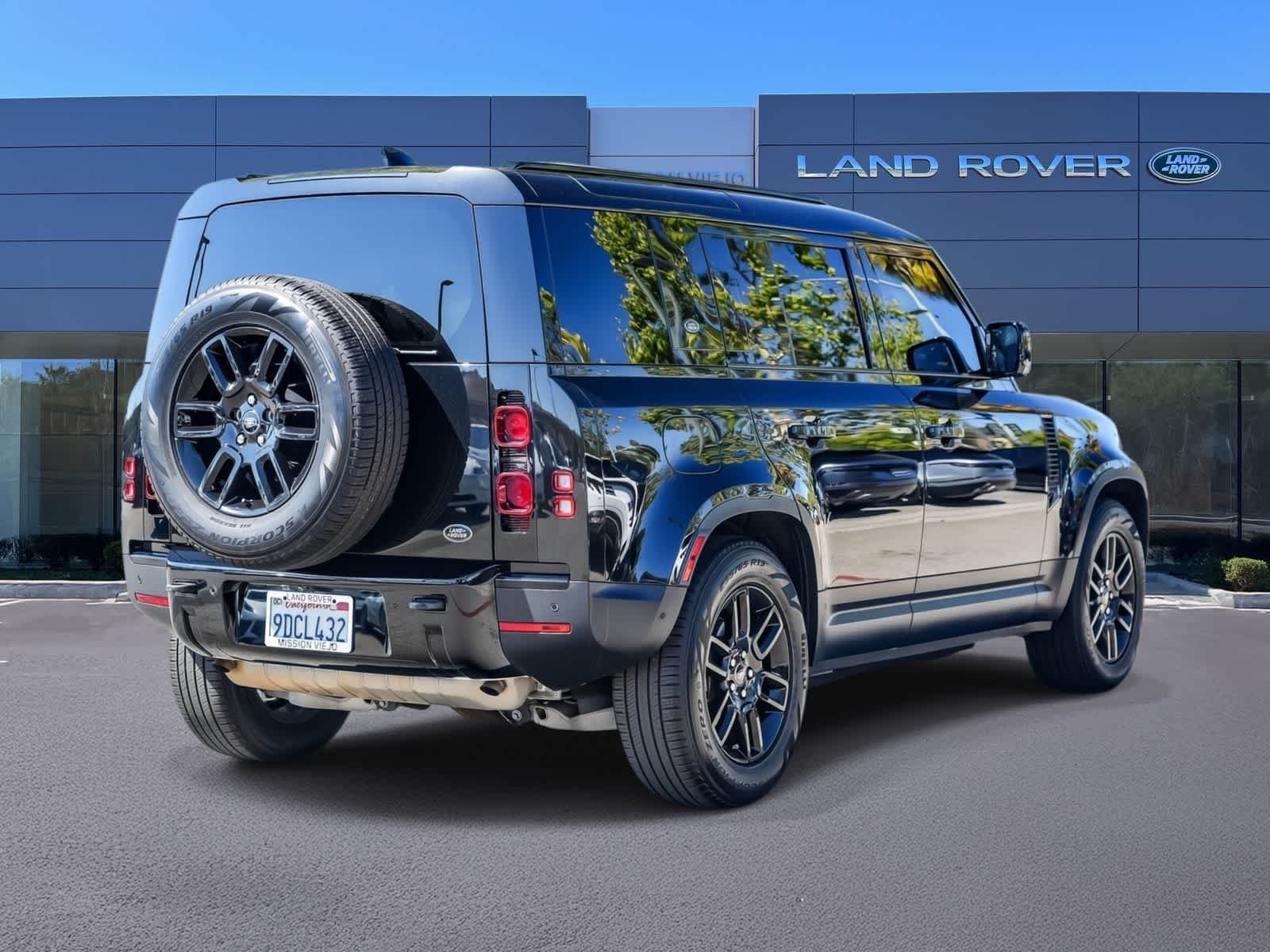 Used 2023 Santorini Black Metallic Land Rover S image 4