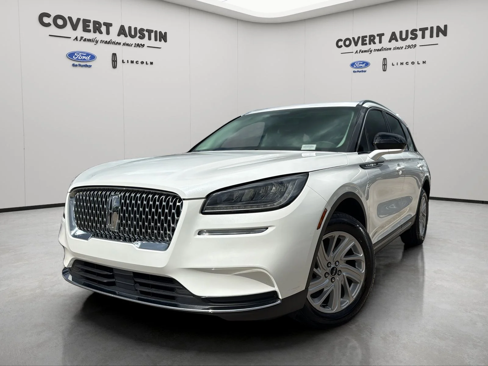 Used 2022 White Lincoln Standard image 1