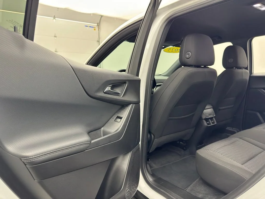 Used 2025 Summit White Chevrolet LT image 37