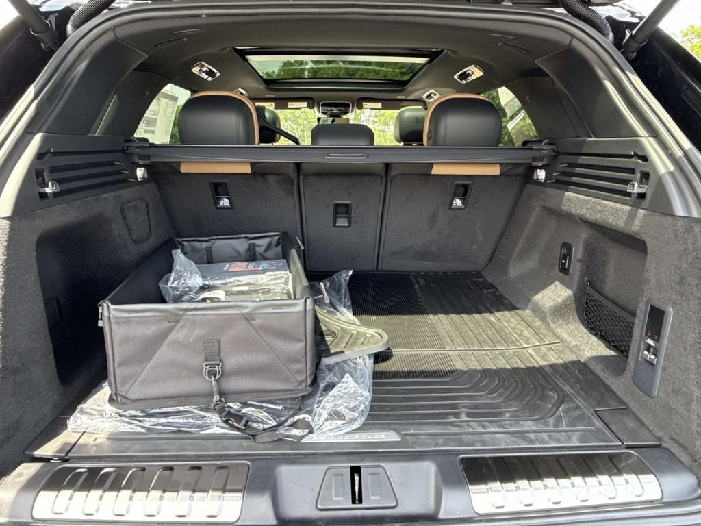 New 2026 Constellation Blue Ultra Metallic Gloss Land Rover Dynamic SE image 15