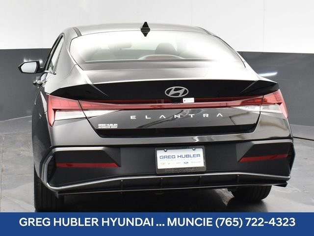 Used 2025 Black Hyundai SEL Convenience image 12