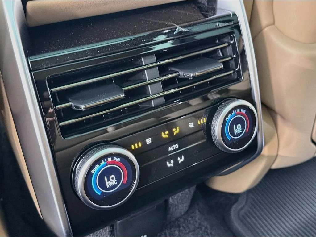 New 2026 Eiger Grey Land Rover SE image 27