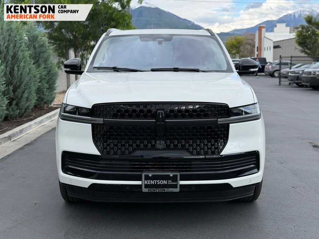 Used 2025 White Lincoln Reserve image 2