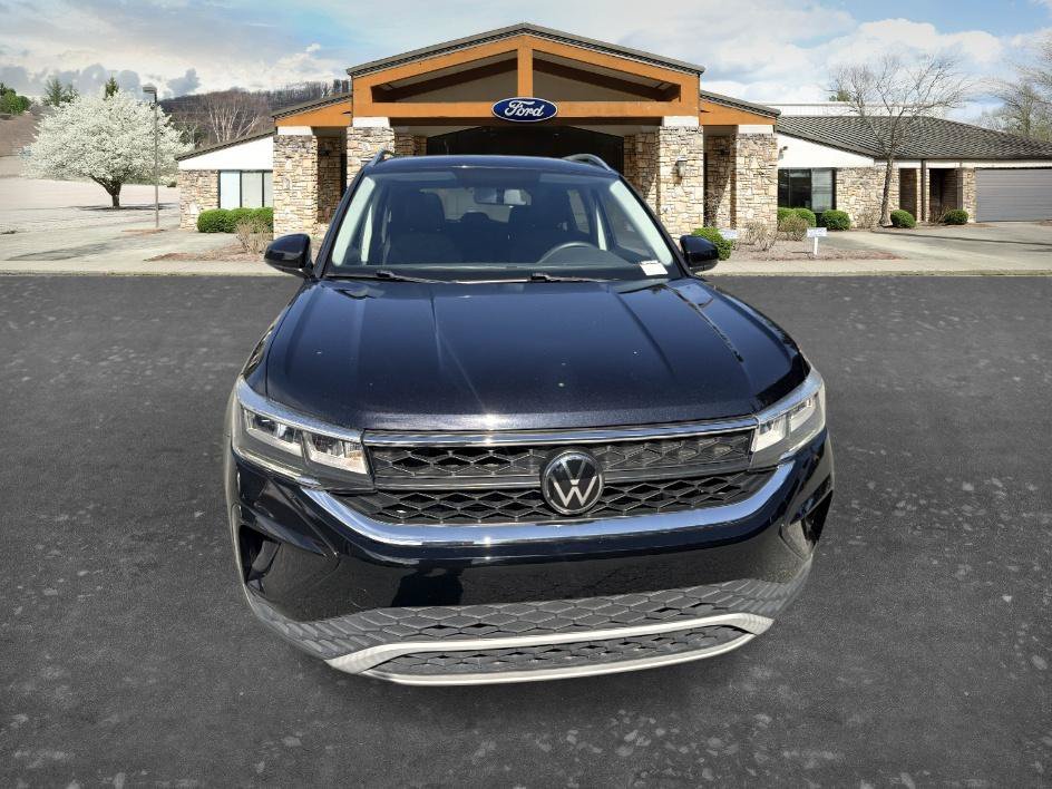 Used 2022 Black Volkswagen SE image 1