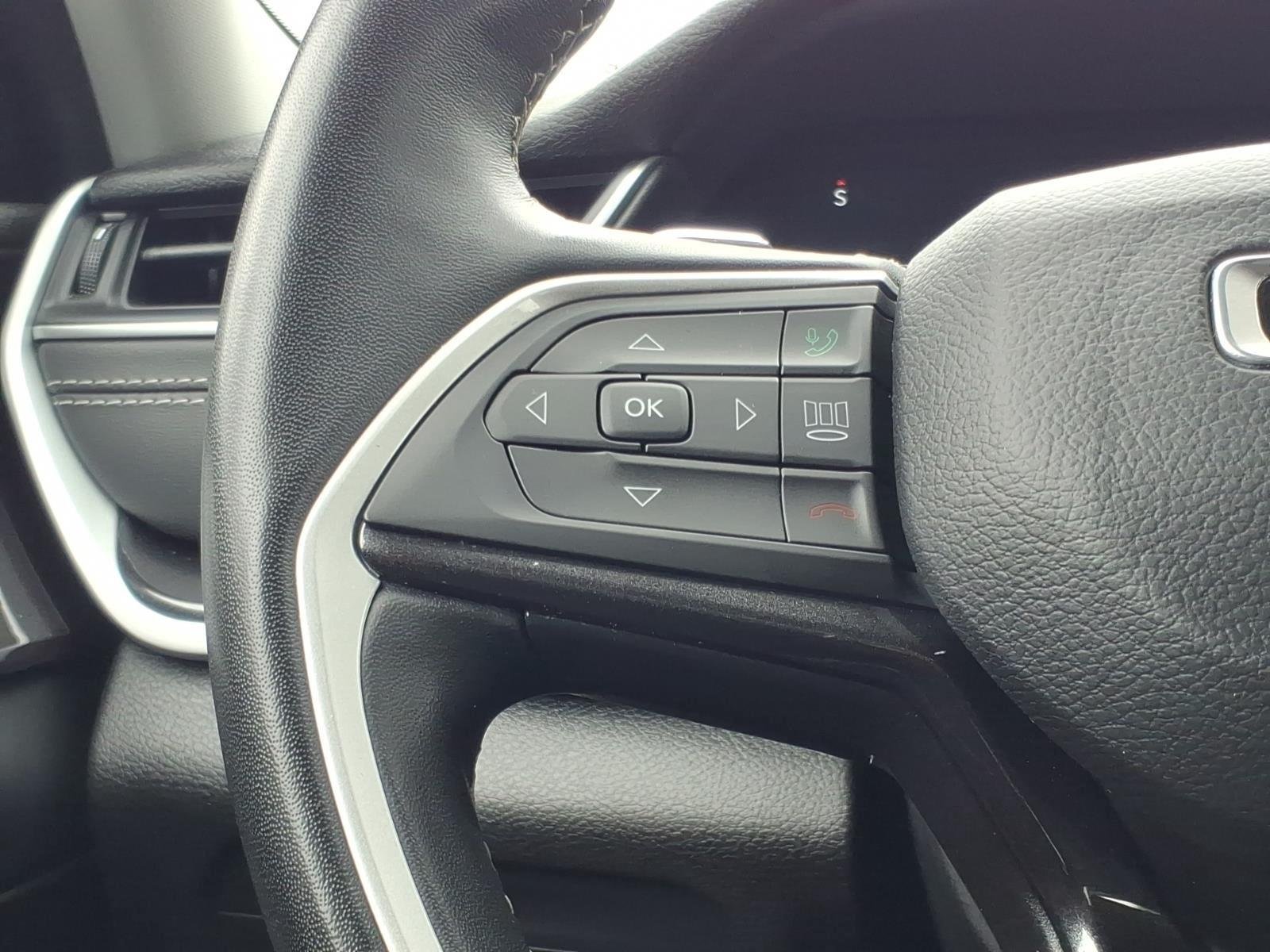Used 2022 Diamond Black Crystal Pearlcoat Jeep Laredo image 26