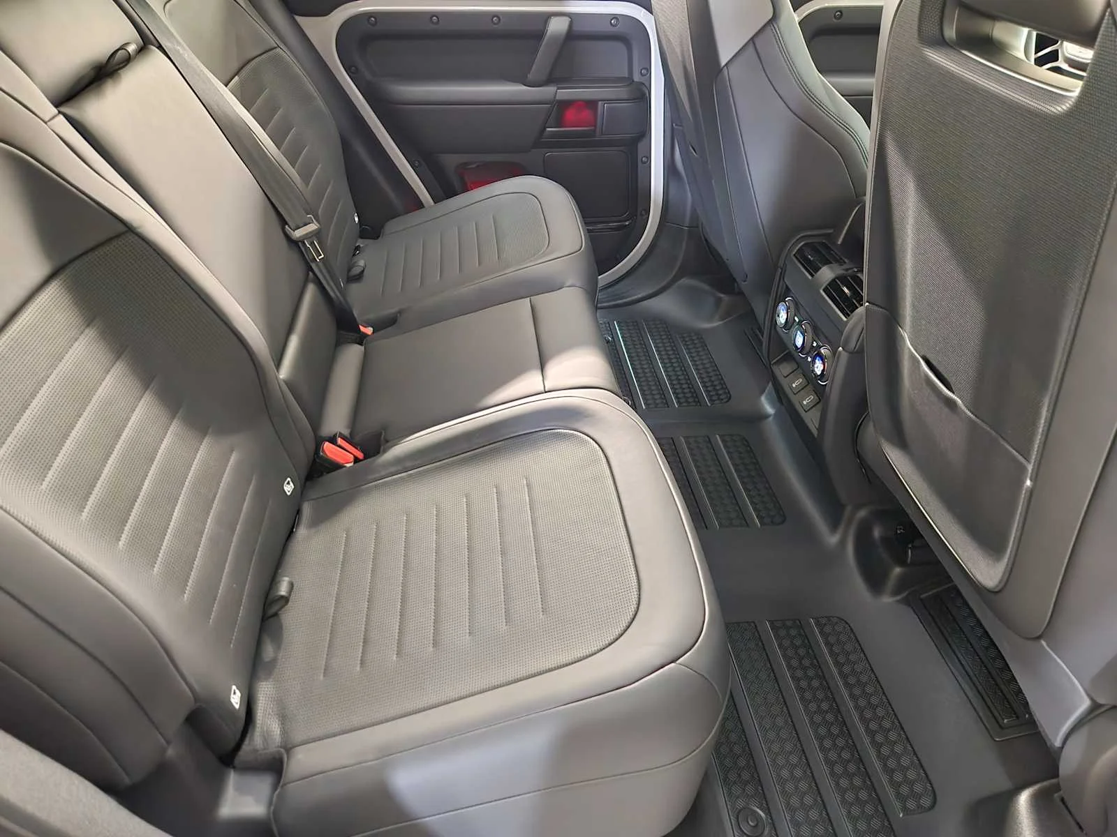 New 2026 Borasco Grey Metallic Land Rover OCTA image 56