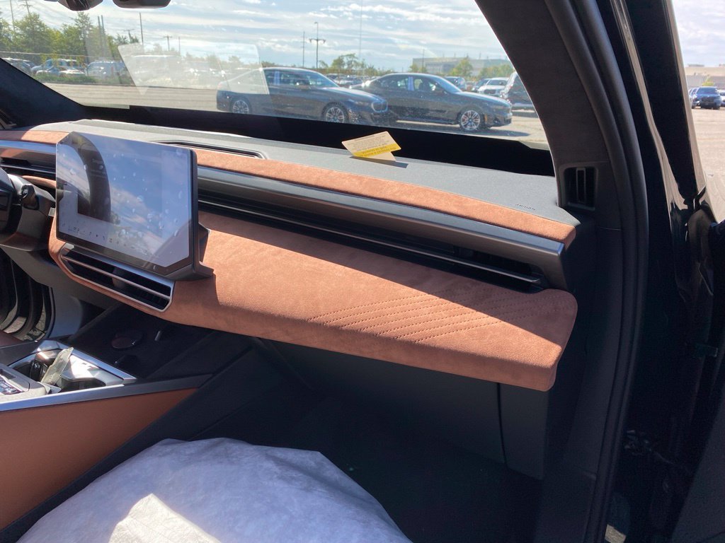 New 2027 Vancouver Green Metallic BMW 40 xDrive image 13