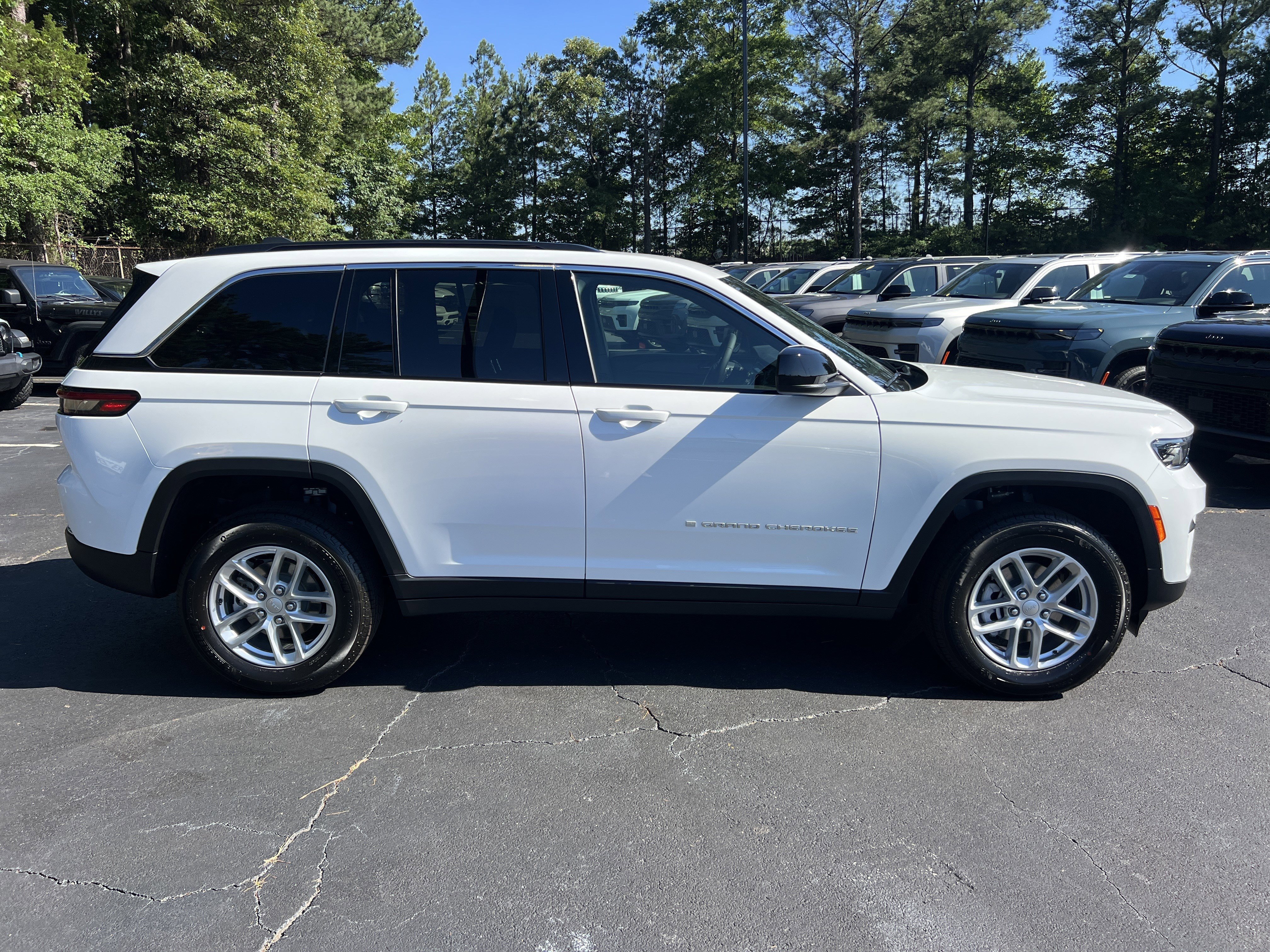 New 2026 Bright White Clear-Coat Exterior Paint Jeep Laredo image 9