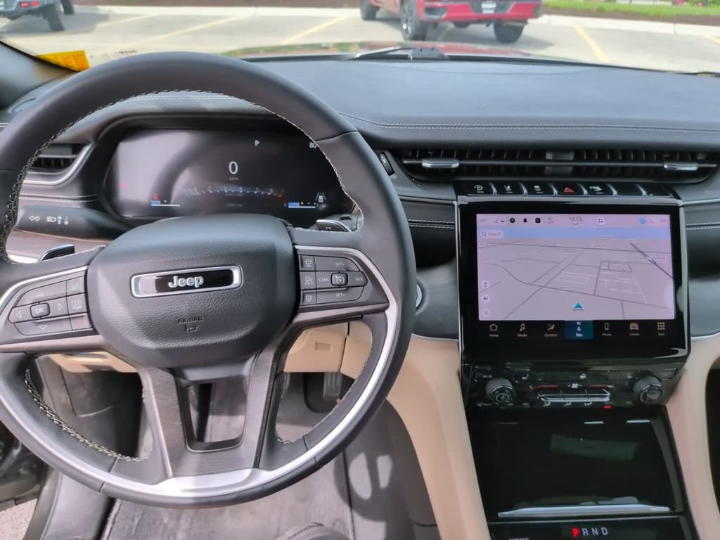 Used 2024  Jeep Limited image 25