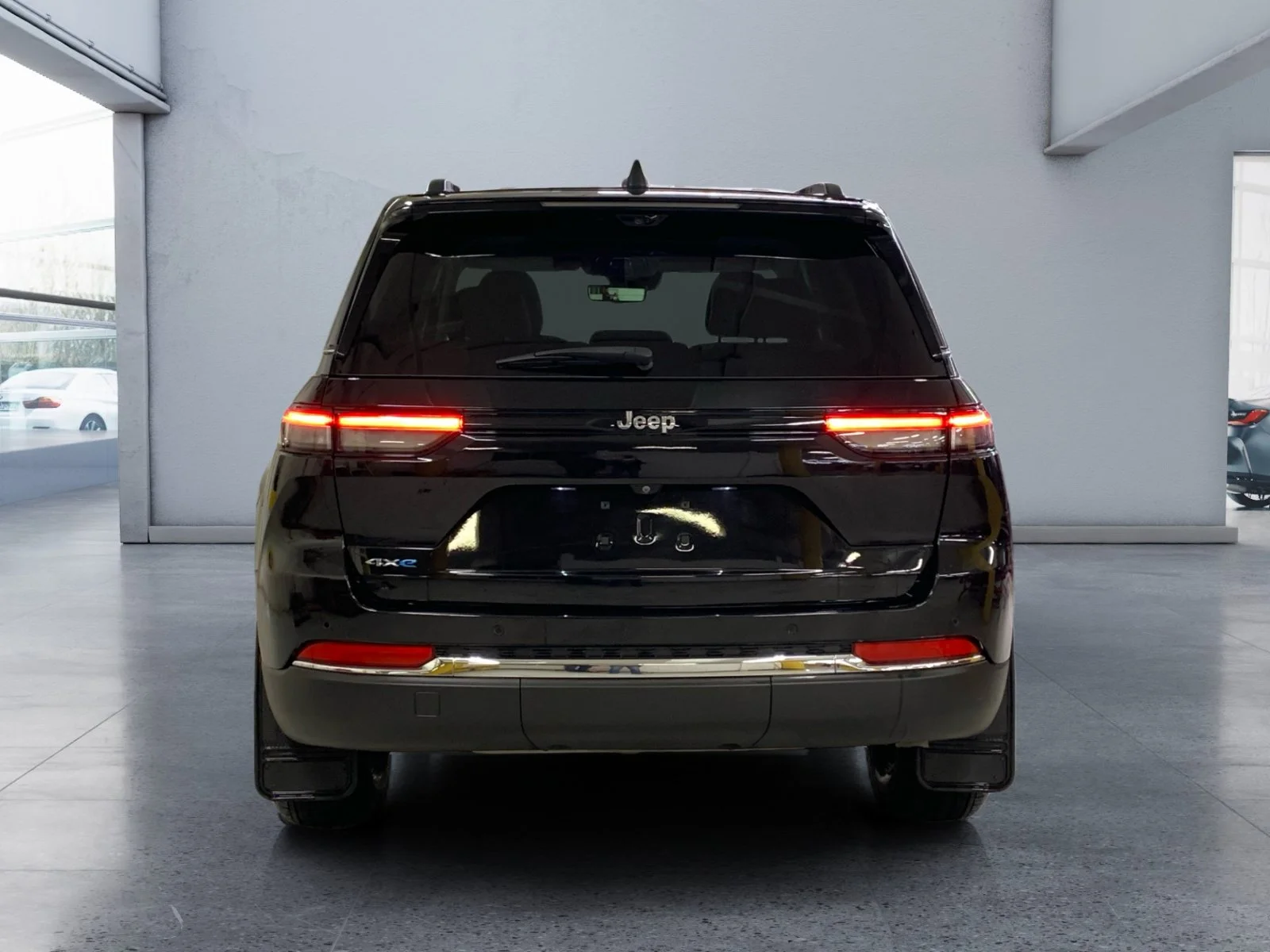 New 2023 Diamond Black Crystal Pearl Jeep  image 4