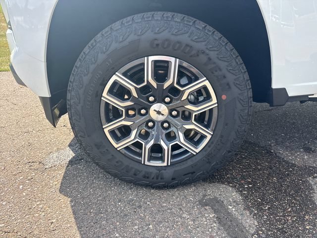 New 2026 Summit White Chevrolet Z71 image 27