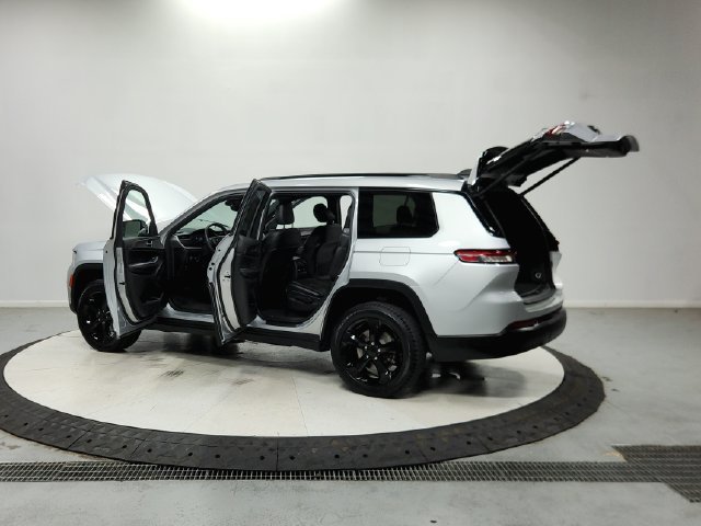 Used 2023 Silver Jeep Altitude image 14