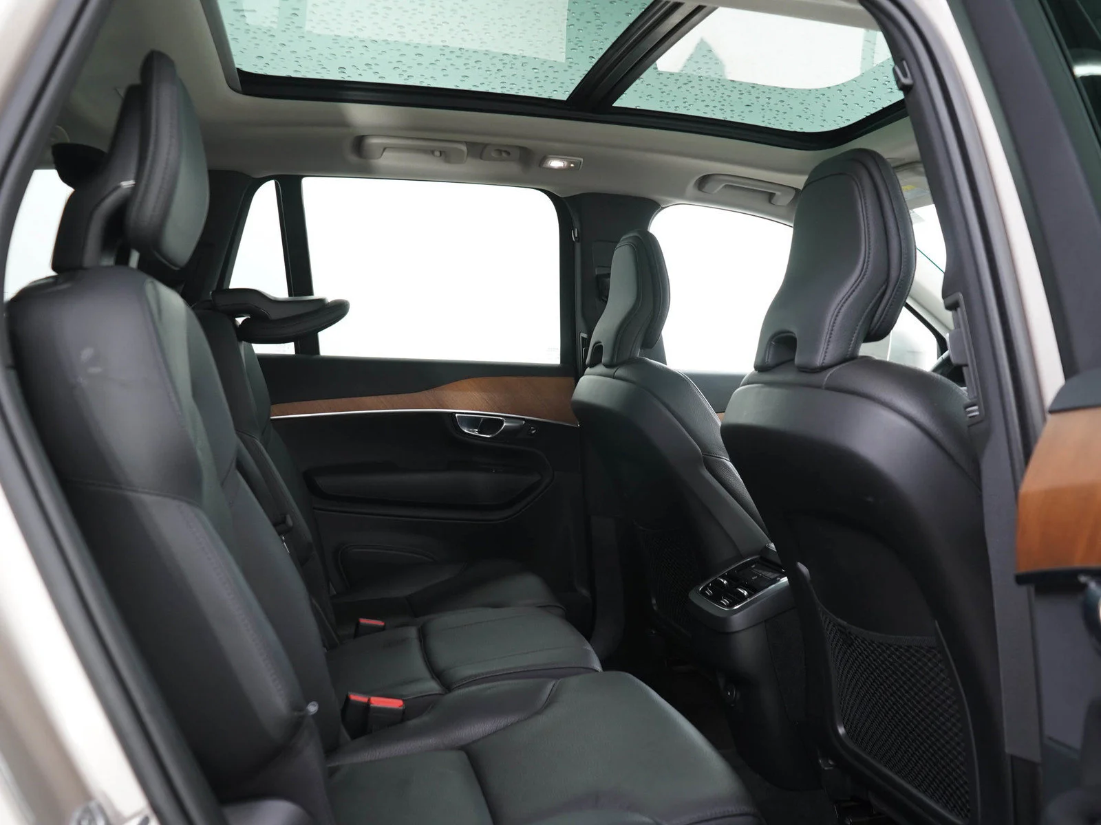 Used 2023 Dusk Metallic Volvo Plus image 14