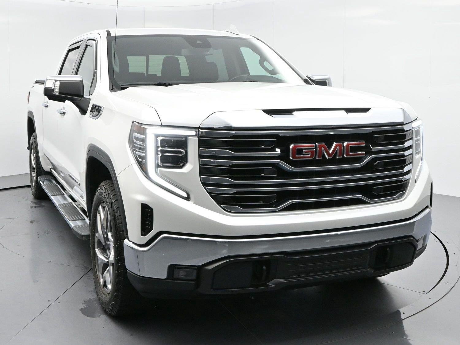 Used 2023 White Frost Tricoat GMC SLT image 2
