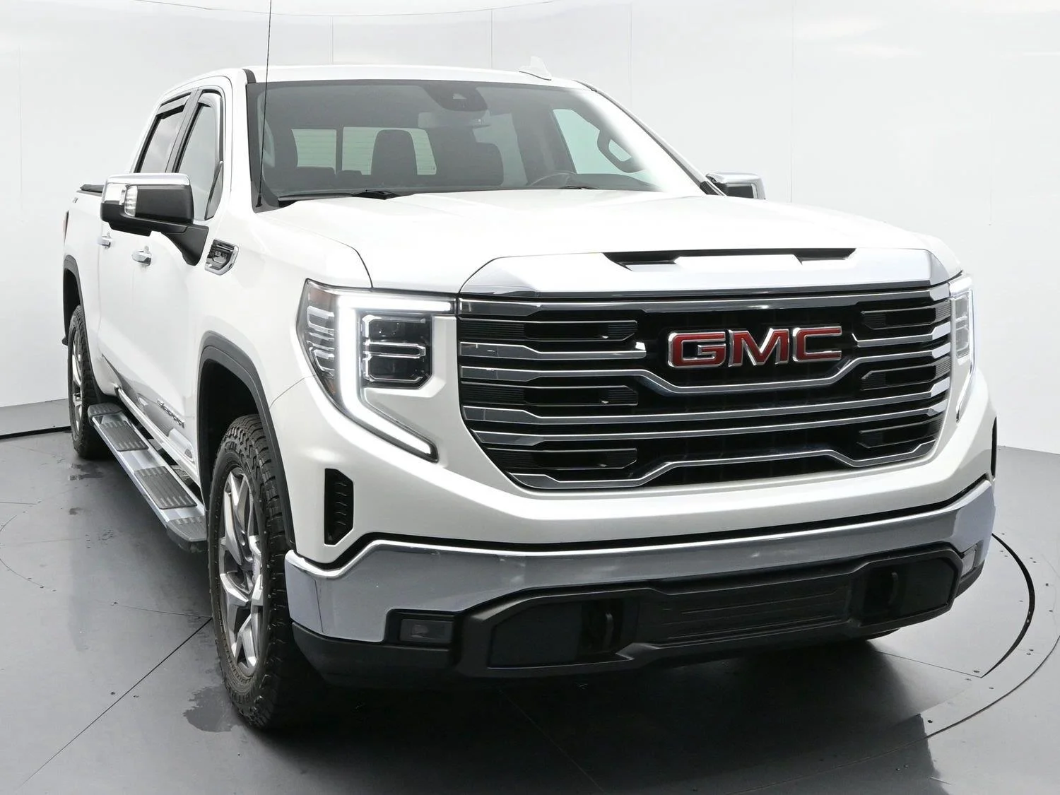Used 2023 White Frost Tricoat GMC SLT image 2