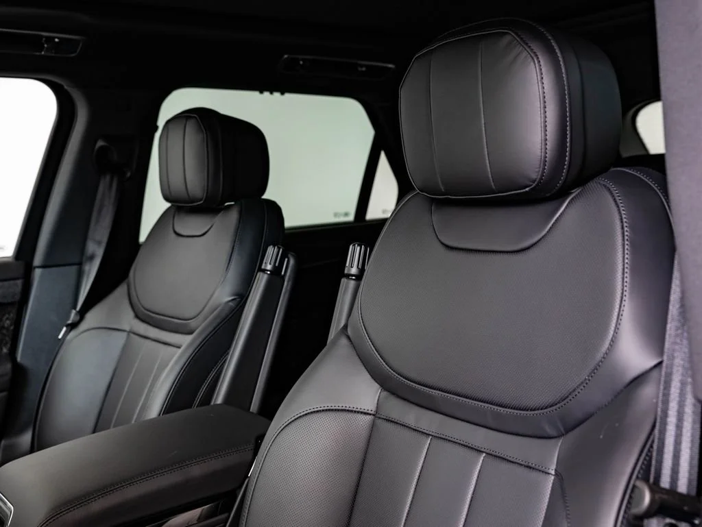 New 2026 Santorini Black Metallic Land Rover Dynamic SE image 25