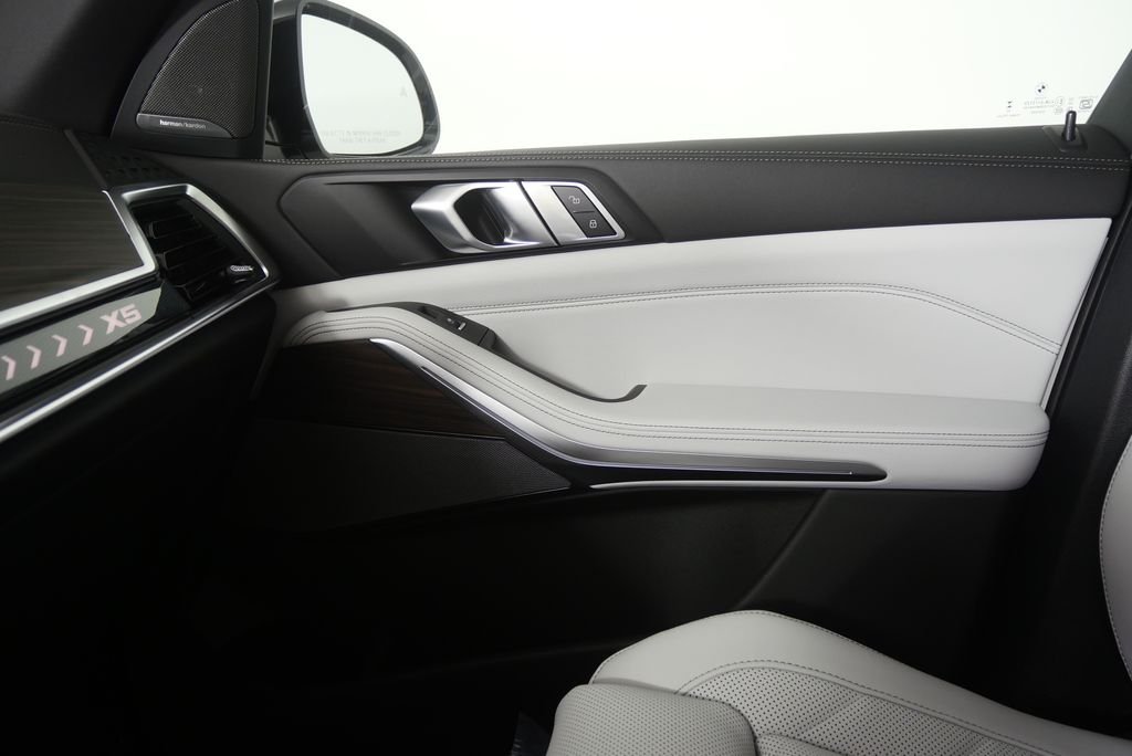 New 2026 Alpine White BMW sDrive40i image 23