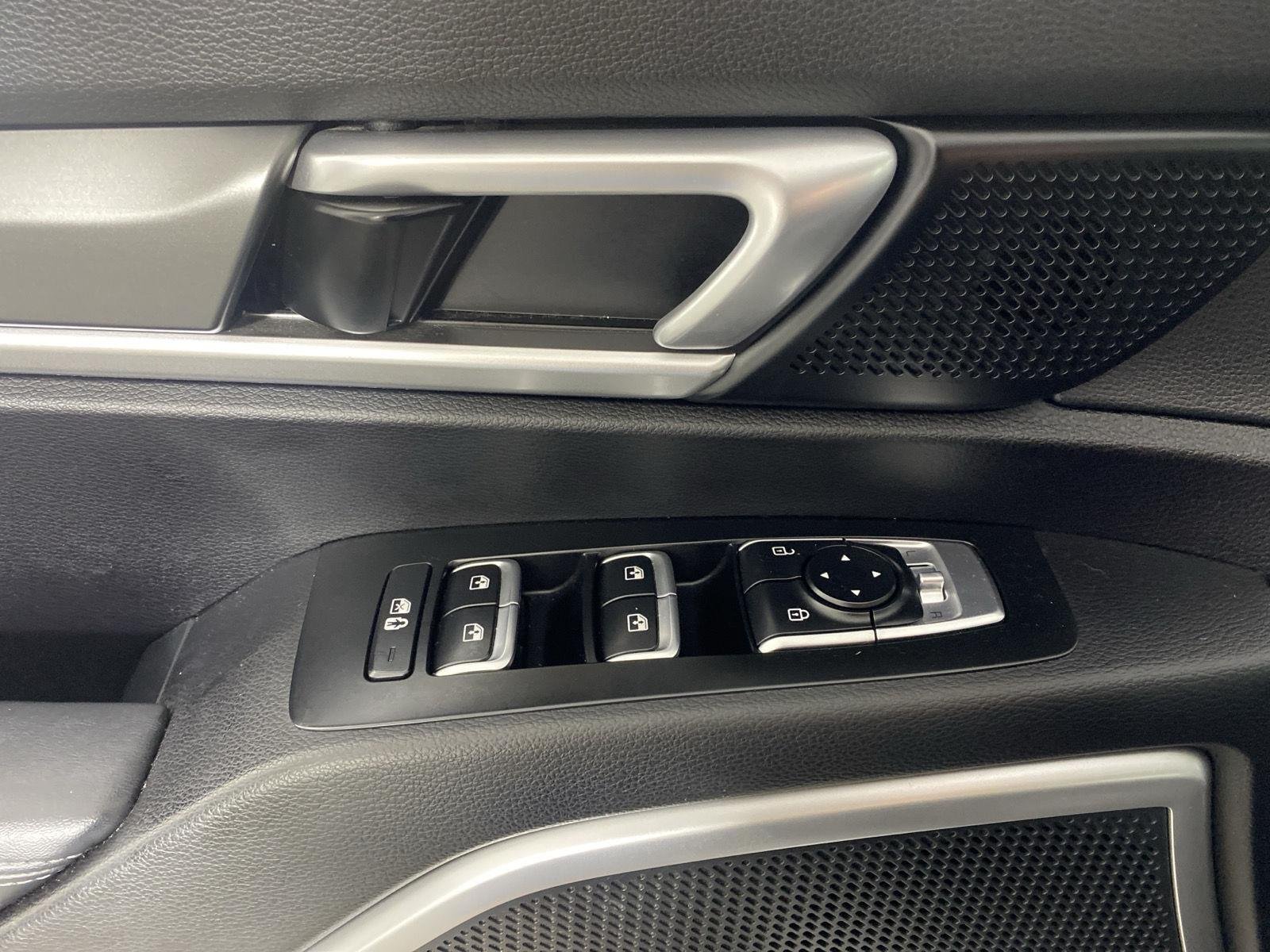 Used 2020 Snow White Pearl Kia  image 12