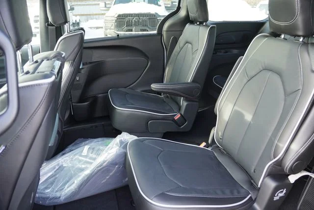 New 2026 Bright White Clear-Coat Exterior Paint Chrysler Limited image 11