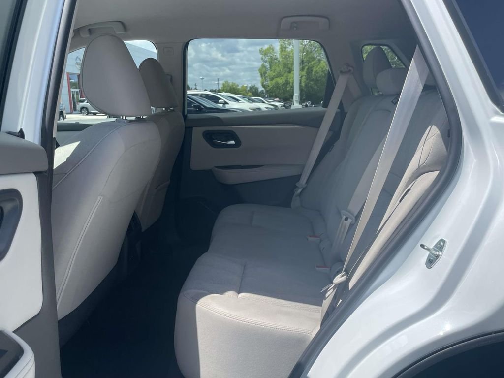 2025 Nissan Rogue SV - Photo 11