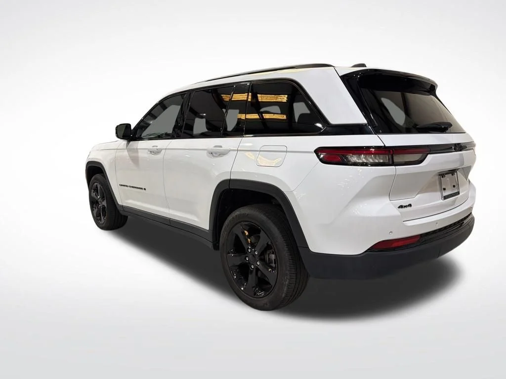 Used 2023 White Jeep Altitude X image 9