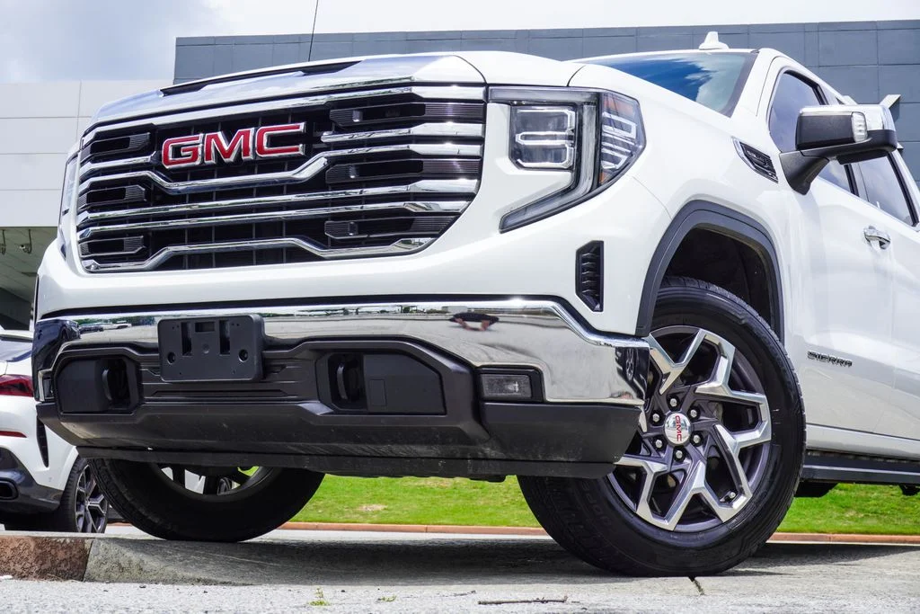 Used 2022 White GMC SLT image 2