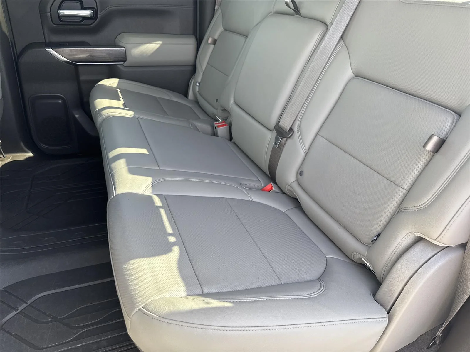 Used 2019 IRIDESCENT PEARL TRICOAT Chevrolet LTZ image 32