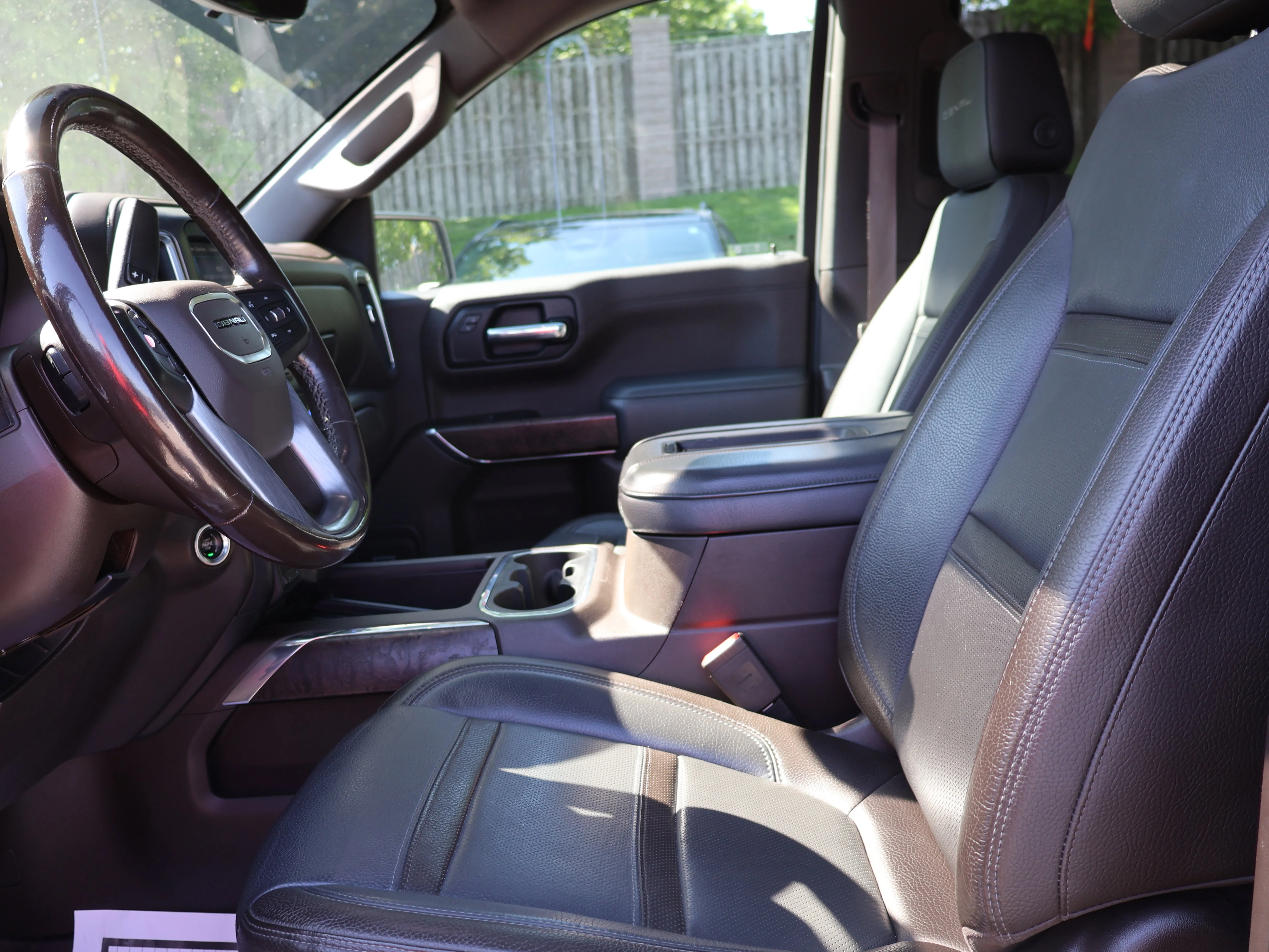 Used 2019 White Frost Tricoat GMC Denali image 24