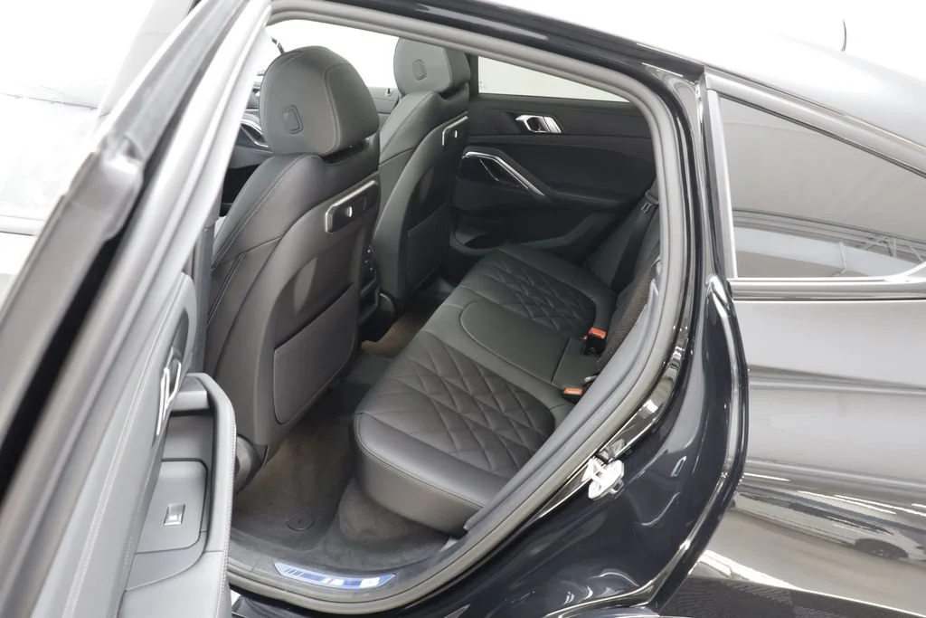 New 2027 BLACK SAPPHIRE BMW xDrive40i image 15