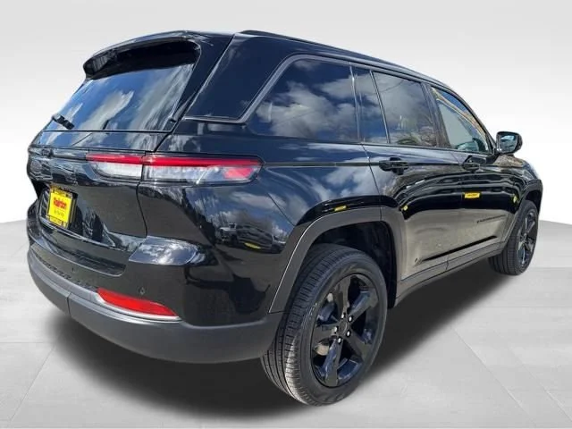 New 2026 Diamond Black Crystal Pearl-Coat Exterior Paint Jeep Limited image 7