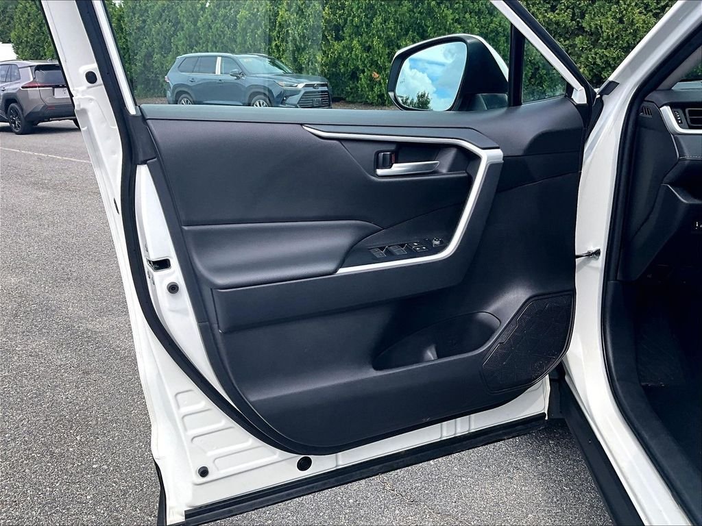 Used 2025 White Toyota XLE image 9