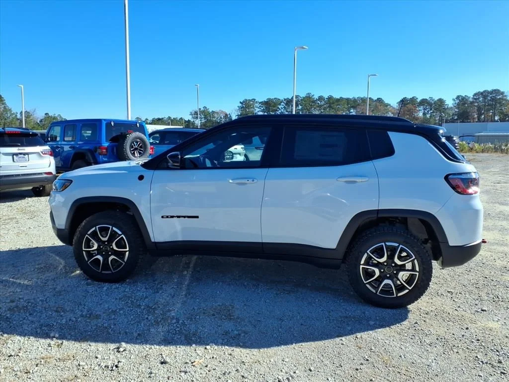 New 2026 Bright White Clear-Coat Exterior Paint Jeep Trailhawk image 3