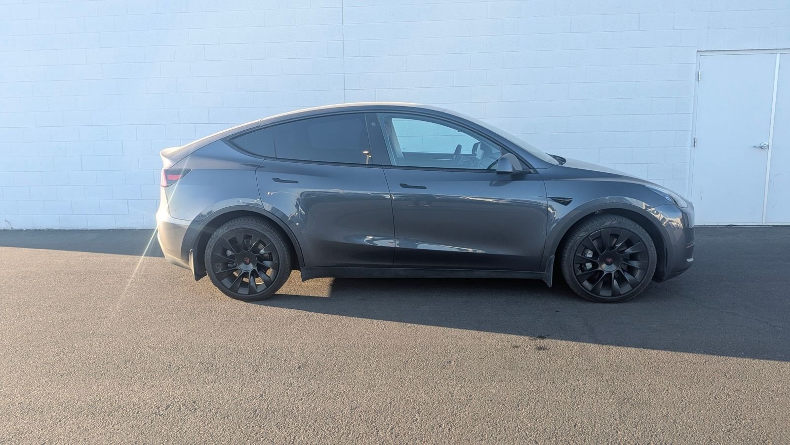 Used 2023  Tesla Long Range image 1