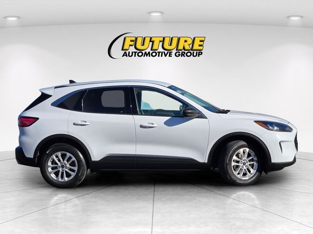 Used 2022 White Ford SE image 3