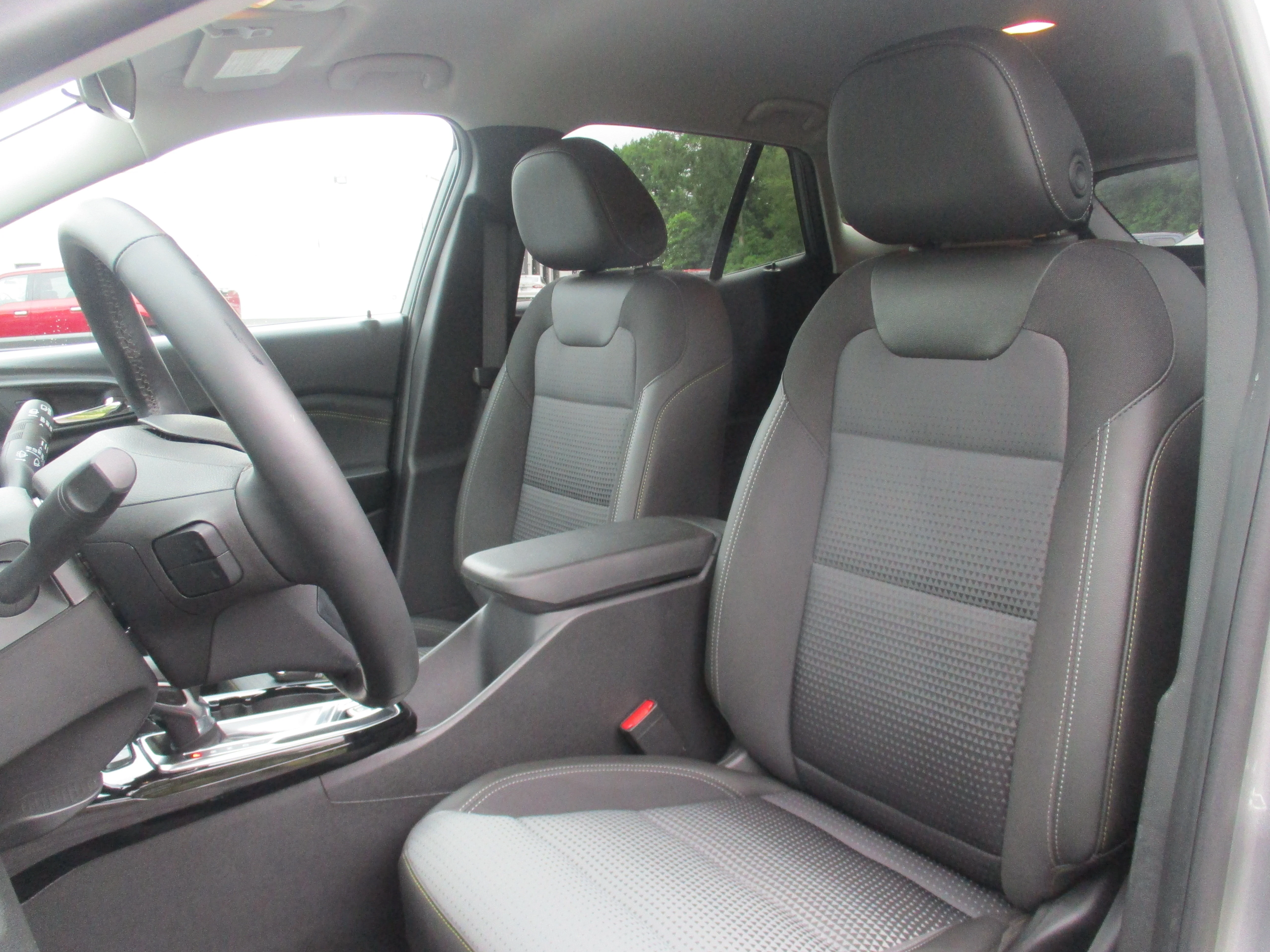 Used 2025 Sterling Gray Metallic Chevrolet LT FWD image 23