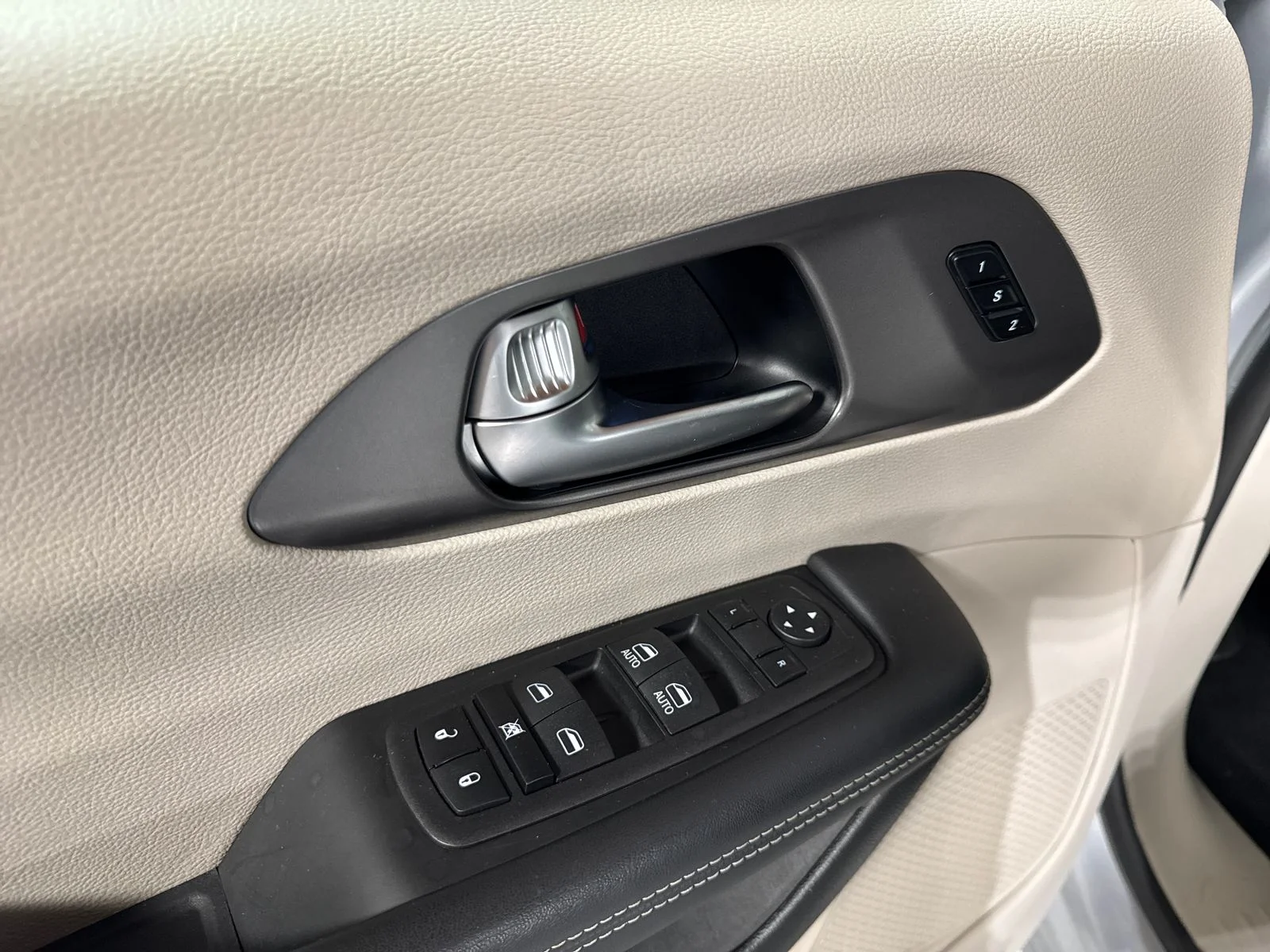 Used 2023 Silver Mist Clearcoat Chrysler Touring L image 16